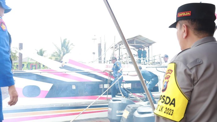 Kapolda Riau saat mengecek insiden kecelakaan kapal Evelyn di Inhil. (Foto: Istimewa)