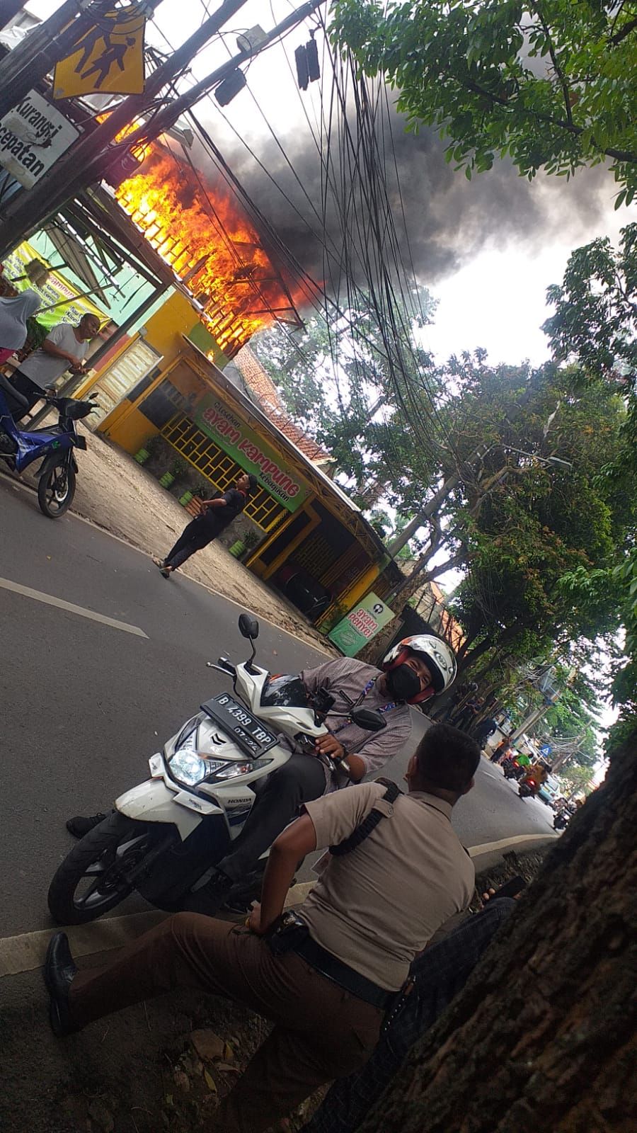 Kebakaran warung ayam penyet di Pasar Minggu, Jakarta Selatan.