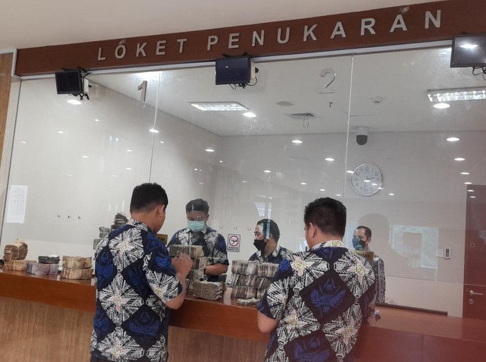 Keluarga Kakek Sarneli tukar uang lusuh ke BI