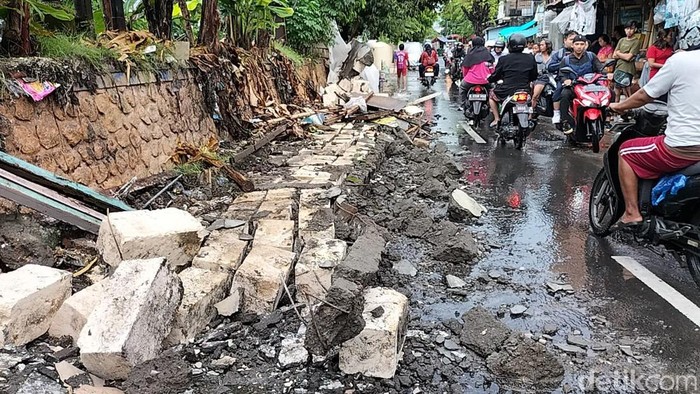 kembang kuning macet dampak tanggul penahan sungai banyu urip jebol