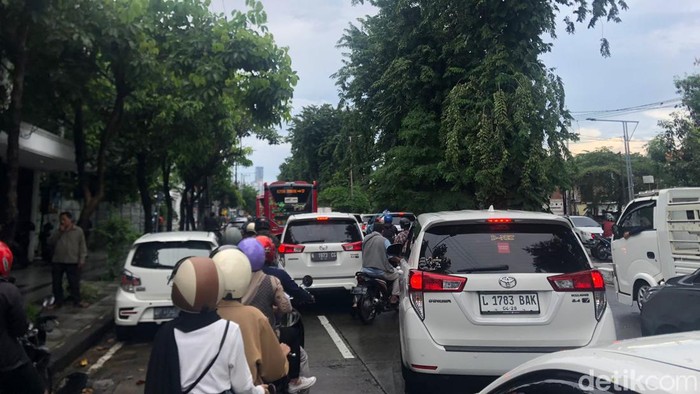 Kepadatan kendaraan di Jalan Adityawarman Surabaya imbas banjir di Mayjend Sungkono