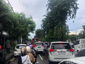 Lalin Macet 1 Km Sempat Terjadi Imbas Banjir 30 Cm di Mayjend Sungkono