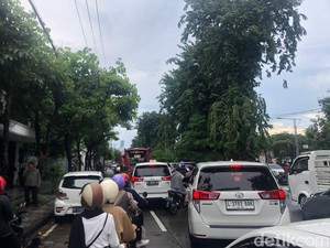 Lalin Macet 1 Km Sempat Terjadi Imbas Banjir 30 Cm di Mayjend Sungkono