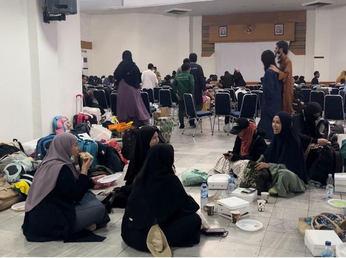 Khadijah (kanan), salah satu WNI yang berhasil dievakuasi dari Sudan.