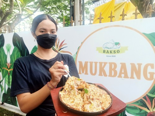 Kilbat Pizza yang menggunakan adonan berbahan dasar bakso ayam dengan topping kikil, babat, paprika, hingga keju mozzarella di Bakso Mukbang, Denpasar, Bali. (Ni Made Lastri Karsiani Putri/detikBali)