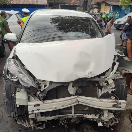Kondisi salah satu mobil yang ringsek akibat tabrakan beruntun di Jalan Denpasar-Gilimanuk, Kelurahan Kapal, Badung, Jumat (28/4/2023).