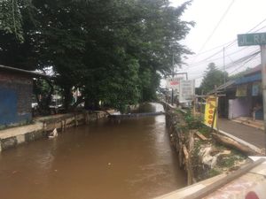 Walkot Jaktim Ingin Relokasi Warga di Bantaran Kali Hek: Sering Longsor