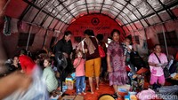 Mereka terpaksa tinggal di pengungsian karena tempat tinggalnya telah ludes terbakar.