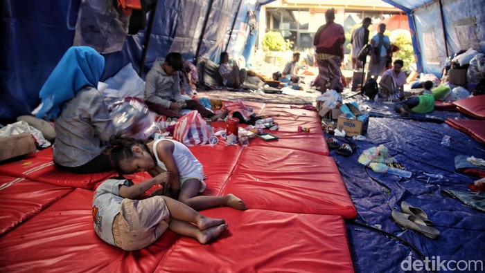 Ratusan warga korban kebakaran di Muara Angke masih tinggal di pengungsian, Jumat (28/4/2023). Mereka menanti relokasi yang sebelumnya ditawarkan Pemkot Jakarta Utara.