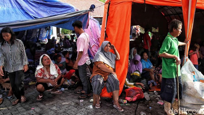 Korban Kebakaran Muara Angke Menanti Relokasi Ratusan warga korban kebakaran di Muara Angke masih tinggal di pengungsian, Jumat (28/4/2023). Mereka menanti relokasi yang sebelumnya ditawarkan Pemkot Jakarta Utara.