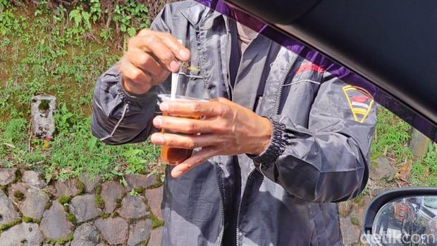 Lalu lintas (lalin) di jalur Puncak, Kabupaten Bogor, Jawa Barat (Jabar) dilaporkan padat. Kendaraan arah Jakarta padat di kawasan kebun teh. (dok Pribadi/Lia)