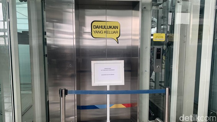 Lift TKP penemuan mayat wanita di Bandara Kualanamu. (Kartika Sari/detikSumut)