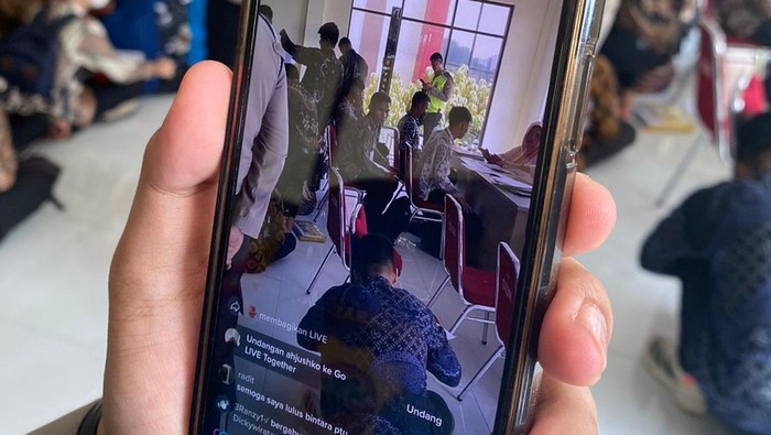 Live streaming proses rekrutmen anggota Polri di Polda Jawa Barat.