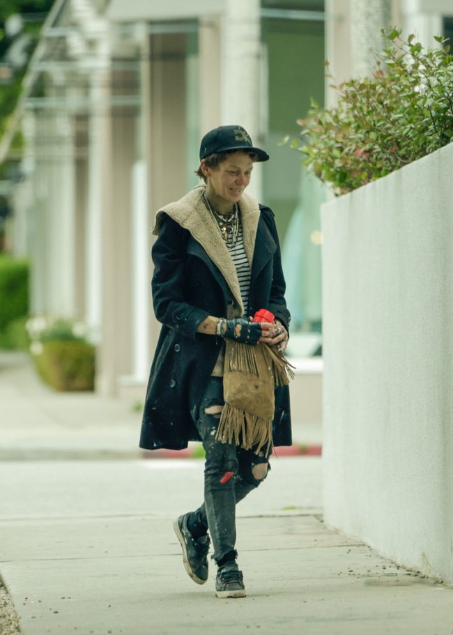 Loni pertama kali difoto hidup sebagai tunawisma pada 2018 setelah lama menghilang dari sorotan publik. Saat itu, ia mengaku mengalami gangguan mental berat sejak 2016, bahkan merasa tubuhnya terkena aliran listrik yang hanya bisa diredakan dengan mengonsumsi kristal meth. Jeremy Jackson sendiri pernah buka suara mengenai kondisi mantan istrinya. Dalam wawancara dengan Daily Mail pada 2015, ia menyebut kehilangan Loni seperti kehilangan orang yang dicintai. Wanita yang saya cintai sudah tiada. Siapa pun dirinya sekarang, bukanlah orang yang dulu saya kenal, kata Jeremy. (Foto: Getty Images)