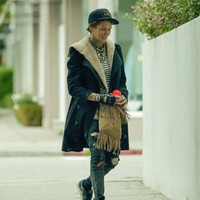 Loni pertama kali difoto hidup sebagai tunawisma pada 2018 setelah lama menghilang dari sorotan publik. Saat itu, ia mengaku mengalami gangguan mental berat sejak 2016, bahkan merasa tubuhnya terkena aliran listrik yang hanya bisa diredakan dengan mengonsumsi kristal meth. Jeremy Jackson sendiri pernah buka suara mengenai kondisi mantan istrinya. Dalam wawancara dengan Daily Mail pada 2015, ia menyebut kehilangan Loni seperti kehilangan orang yang dicintai. Wanita yang saya cintai sudah tiada. Siapa pun dirinya sekarang, bukanlah orang yang dulu saya kenal, kata Jeremy. (Foto: Getty Images)