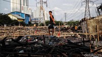 Saat ini puing-puing sisa kebakaran masih terlihat di lokasi.