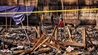 Garis polisi juga masih melintang di sekitar lokasi kebakaran.