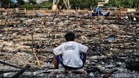 Warga hanya bisa memandangi kawasan permukiman yang telah rata dengan tanah.