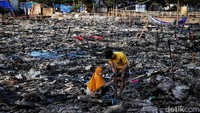 Hingga kini masih terlihat warga yang kembali mendatangi permukiman yang ludes terbakar tersebut.