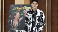 Sebelumnya Maxime Bouttier menorehkan prestasi di kancah internasional karena membintangi film Ticket to Paradise. Ia beradu akting dengan Julia Roberts dan George Clooney.