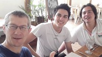 Little time in bali with the Father and Jul, tulis Maxime Bouttier di keterangan foto. Saat di Bali mereka menikmati brunch di kafe yang punya menu andalan oyster (tiram).