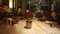 Menikmati BBQ memang paling asik bareng keluarga. Sebelum aneka daging panggang dinikmati, Maxime Bouttier tak lewatkan foto bersama.