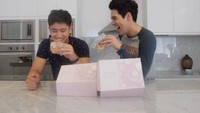 Pemeran Matt & Mou ini menikmati roti yang merupakan usaha kuliner artis senior, Gunawan. Tampak Maxime Bouttier bahagia sekali ya?