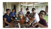 Rayakan ulang tahun saudaranya, Maxime Bouttier pilih kumpul bersama. Ada aneka minuman dan camilan di atas meja yang siap dinikmati.