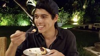 Foto candid ini menampilkan momen Maxime Bouttier cicip kue di Bali. Ia pun mengucapkan terima kasih pada kafe kue yang memberikannya.