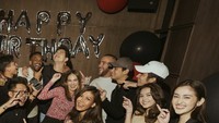 Isu kedekatan Maxime Bouttier dan Luna Maya bermula dari unggahan foto Maxime saat ulang tahun. Terlihat ada Luna Maya dalam momen bahagia itu.