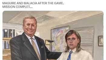 Manchester United buang keunggulan dua gol. Ada meme mengkritik peran Maguire dan Malacia yang nggak jelas. Foto: (Twitter)