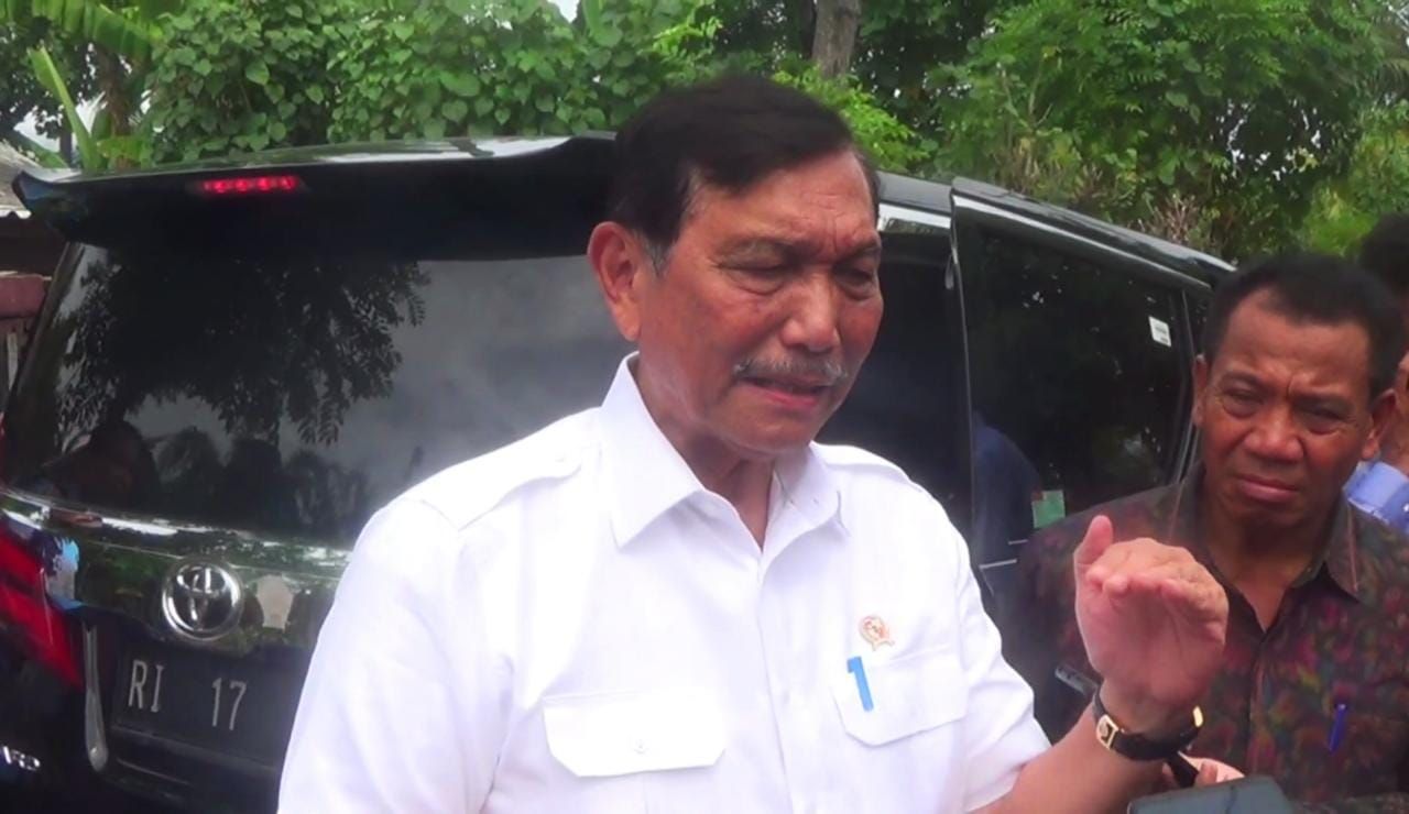 Menko Marvest Luhut Binsar Panjaitan saat meninjau budidaya rumput laut di Desa Patas, Kecamatan Gerokgak, Jumat (28/4/2023). (Made Wijaya Kusuma)
