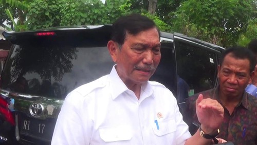 Menko Marvest Luhut Binsar Panjaitan saat meninjau budidaya rumput laut di Desa Patas, Kecamatan Gerokgak, Jumat (28/4/2023). (Made Wijaya Kusuma)