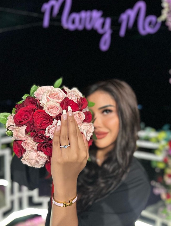 Melalui akun Instagram pribadinya Millen mengunggah foto-foto lamaran romantis dirinya dengan sang kekasih. Ia pun tampak memamerkan cincin lamaran pemberian Lionel yang sudah terpasang di jari manisnya. Foto: Instagram/@millencyrus