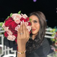 Melalui akun Instagram pribadinya Millen mengunggah foto-foto lamaran romantis dirinya dengan sang kekasih. Ia pun tampak memamerkan cincin lamaran pemberian Lionel yang sudah terpasang di jari manisnya. Foto: Instagram/@millencyrus