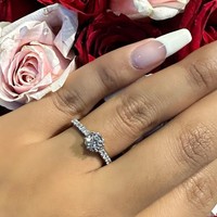 Dalam keterangan unggahannya Millen menulis The best is yet to come. Sebelumnya Millen sendiri memang sudah memperkenalkan Lionel Lee ke keluarganya, begitupun sebaliknya. Kini hubungan Lionel dan Millen tampaknya sudah semakin serius. Foto: Instagram/@millencyrus