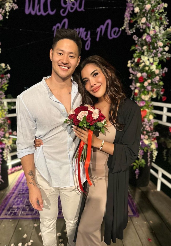 Lamaran tersebut tampaknya memang sudah dipersiapkan oleh Lionel secara matang-matang. Terlihat dari dekorasinya yang tampak begitu cantik bertabur dengan bunga yang berwarna-warni. Terdapat juga tulisan Will You Marry Me?. Foto: Instagram/@millencyrus