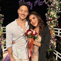 Lamaran tersebut tampaknya memang sudah dipersiapkan oleh Lionel secara matang-matang. Terlihat dari dekorasinya yang tampak begitu cantik bertabur dengan bunga yang berwarna-warni. Terdapat juga tulisan Will You Marry Me?. Foto: Instagram/@millencyrus