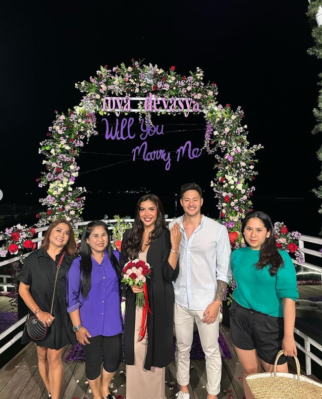 Millen Cyrus dan Lionel juga tampak berfoto bersama beberapa yang hadir dan menyaksikan momen lamaran romantis mereka. Ekspresi bahagia pun jelas terlihat di wajah Millen dan Lionel. Foto: Instagram/@herryaniluhgede