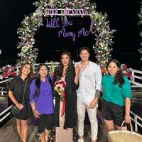 Millen Cyrus dan Lionel juga tampak berfoto bersama beberapa yang hadir dan menyaksikan momen lamaran romantis mereka. Ekspresi bahagia pun jelas terlihat di wajah Millen dan Lionel. Foto: Instagram/@herryaniluhgede