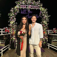 Millen Cyrus dan Lionel Lee sebelumnya diketahui tengah menghabiskan waktu berlibur bersama di Bali. Tak disangka di momen liburannya tersebut Millen mendapat kejutan berupa lamaran romantis dari Lionel. Foto: Instagram/@millencyrus