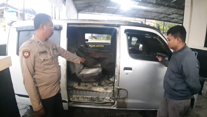 Mobil Daihatsu Grandmax yang terbakar di SPBU Jatipuro Karanganyar, Jumat (28/4/2023).