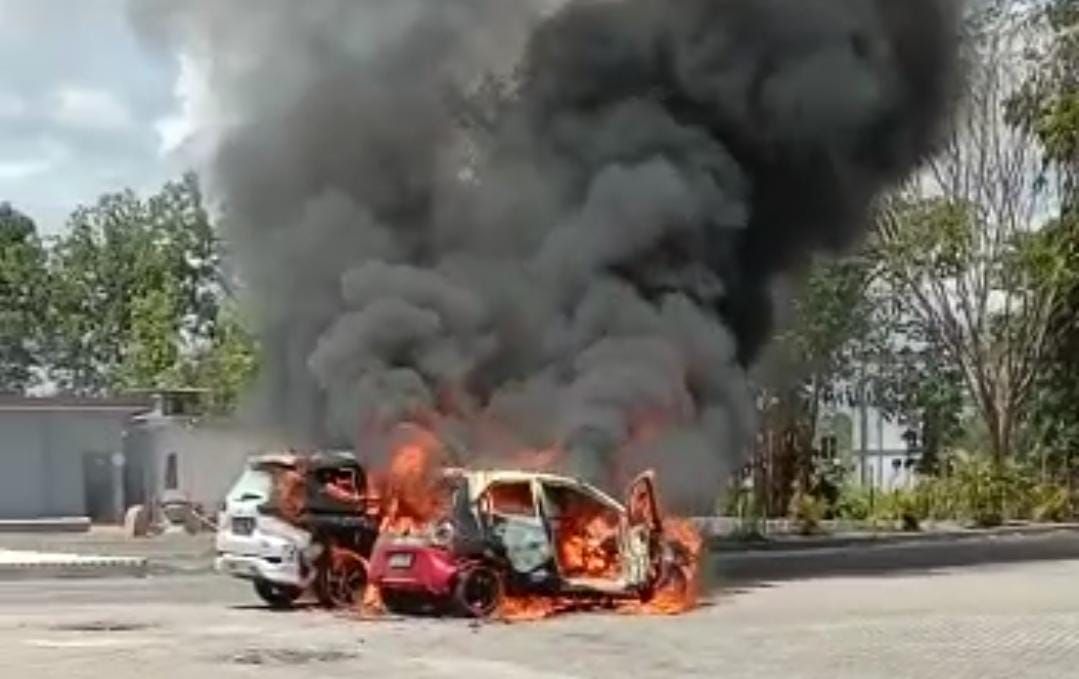 Mobil kebakaran akibat suhu terlalu panas.