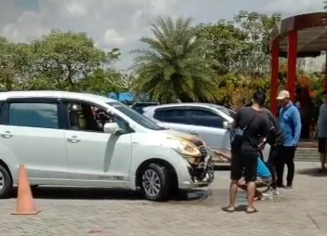 Mobil kebakaran akibat suhu terlalu panas.