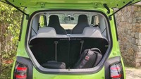 MG Comet EV memiliki desain yang mungil dan mengotak. Kendaraan tersebut benar-benar menyerupai Wuling Air ev yang dipasarkan di Indonesia dan China. Perbedaan yang paling kentara hanya terlihat di bagian emblem merek saja. Foto: MG India.