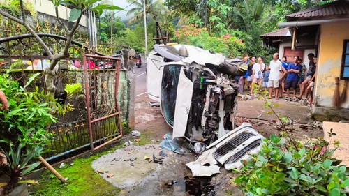 Mobil Daihatsu Ayla menabrak pikap dan pagar rumah warga di Desa Gitgit, Sukasada, Buleleng. Dugaan sementara, rem mobil blong.