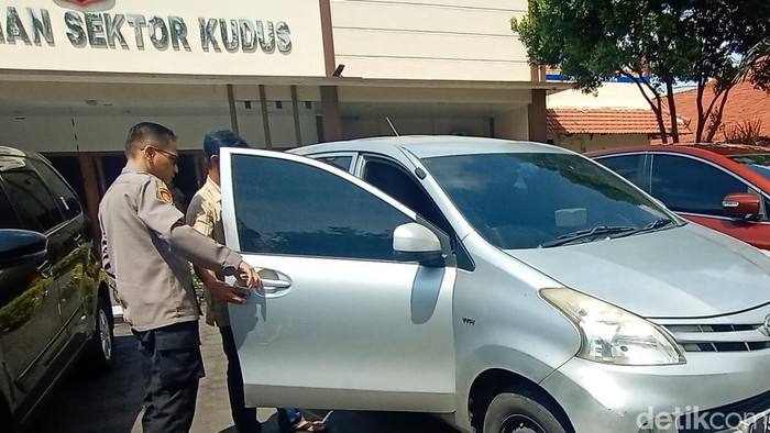Mobil yang dikendarai pria pamer alat kelamin di Kudus turut diamankan polisi, Jumat (28/4/2023).