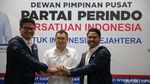 Momen Eks Kader PSI dan Putra Wamenag Dilantik Jadi Kader Perindo