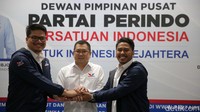 Ketua Umum Partai Perindo Hary Tanoesoedibjo (tengah) bersalaman dengan Ketua Harian DPP Pemuda Partai Perindo Michael Victor Sianipar (kiri), Ketua Harian DPW Partai Perindo DKI Jakarta Najmi Mumtaza Rabbany (kanan) usai pelantikan pengurus baru Partai Perindo di kantor DPP Perindo, Jalan Pangeran Diponegoro, Menteng, Jakarta, Jumat (28/4/2023).