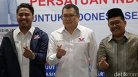 Hary Tanoe berfoto bersama Wamenag Zainut Tauhid dan Najmi Mumtaza Rabbany.